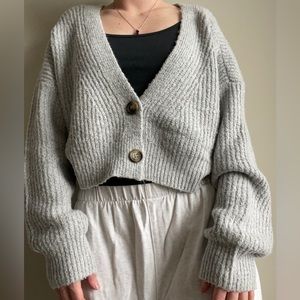 Cozy Cropped Gray Cardigan, size L